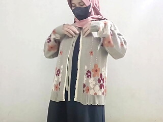Gadis hijab masturbasi menggunakan timun