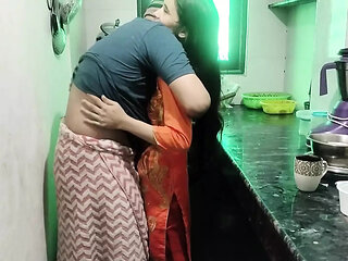 Dever ne bhabhi ko kitchen me hi pel diya