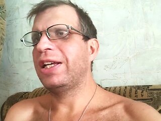 Olegwong gets himself off in a hot solo session