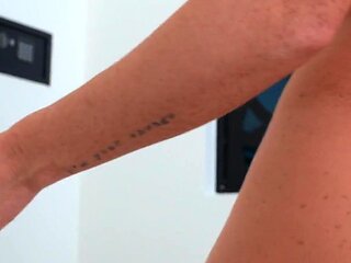 The Client Got a Boner During a Massage From a Beautiful Masseuse