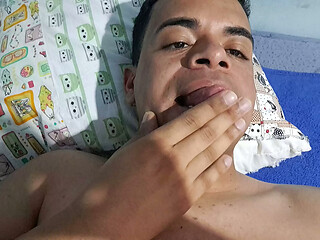Aquela punheta com muito tens&atilde_o no rabo