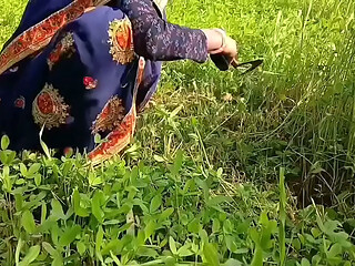 Janvaron ko Ghas Lene Gai bhabhi ki chudai ki aur chut se Moot nikala