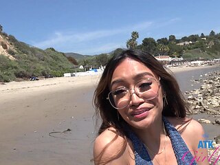 Brunette Jade Kimiko with hot ass gets fingered in a car