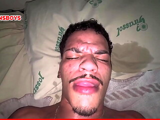 Dotado arrega&ccedil_ou o cuzinho do safado