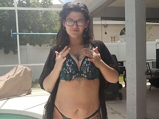 MILF Nude Model Walk