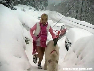 Lesley pleases her pussy