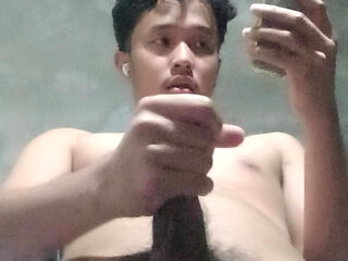 Filipino Stud Gets Hot and Heavy - Jerking Off Like a Pro!