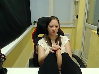 Webcam model gets a tasty footjob