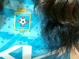 Chicas lesbianas besan y se tocan en el bao pblico
