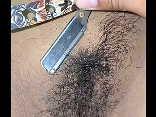 JOVEN HIJASTRA SU CO&Ntilde_O PELUDO ES AFEITA POR PADRASTRO PARA LUEGO FOLLAR , ANTES QUE LLEGUE LA MAMA