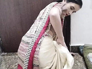 Chachi ko saari pahana kar jabar dasti choda