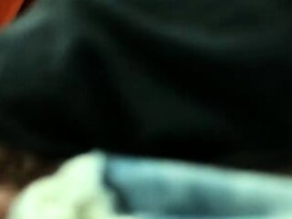 Senhora madura faz boquete em desconhecido na sala de