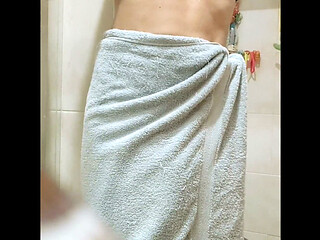 STUCK IN THE BATHROOM AFTER SHOWER: I WAS ALONE... OR SO I THOUGHT