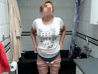 Amateur Step Mom gives a sloppy BJ after peeing and we end up barebacking.