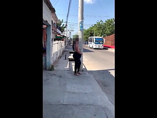 MILF HORNY LATINA EN LA CALLE ACEPTA FOLLAR POR EL CULO A CAMBIO DE DINERO