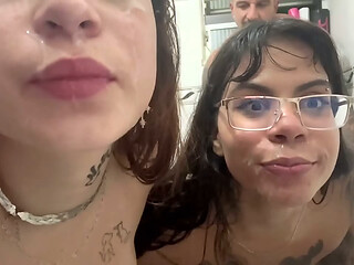 Fui ajudar minhas sobrinhas a tomar banho e fudi com as duas.
