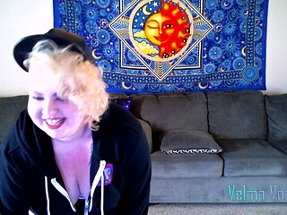Curvy BBW shows off her cute chubby belly in a seductive striptease