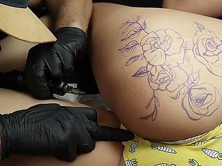 Tattoo Artist Fucked His Client Girl Before the Session