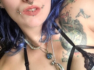 Jiggling Gothtits on the Forestfloor