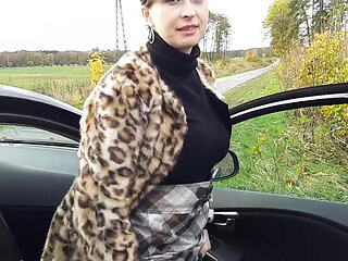 Wanilianna needed to squirt during her car trip