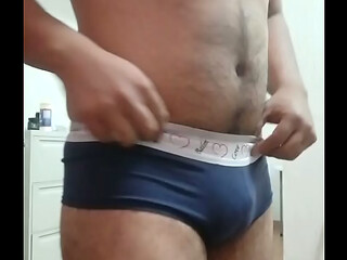 Me cambio el cachetero del conjunto por un calz&oacute_n rosa con encaje,