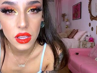 Brunette amateur webcam babe pleases pussy