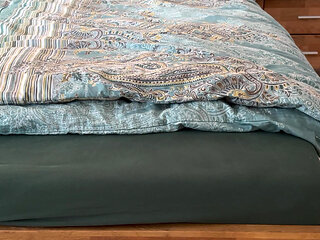 Show Soles while masturbate on Bed. Abspritzen folgt..