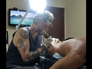 Gemidos da agulha viraram provoca&ccedil_&atilde_o na m&atilde_o