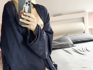 Oops. Hot MILF accidentally flashed her boobs