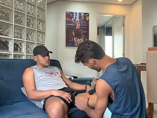 Macho dotado fudendo parceiro depois da academia