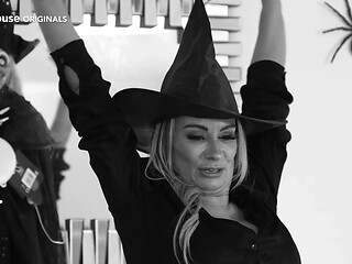Halloween special - MILF gets a fantastic BJ and doggy style fucked hard