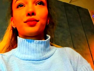 Amateur Webcam Cute Teen Plays Solo with Big Dildo