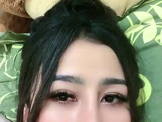 Voluptuous Mei Yien reveals her big juggs with passionate live energy