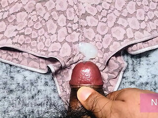 Use los panties usados de mi novia para masturbarme mientras ella est&aacute_ de viaje, me corr&iacute_ sobre su panty rosa