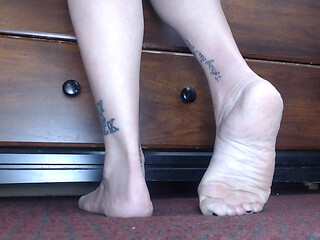 Tip toe toe pointing high arch feet