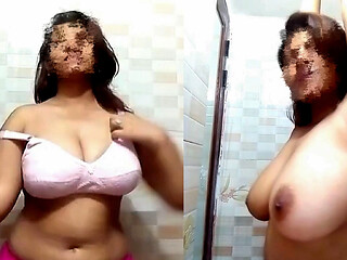 Desi Girlfriend Showing Big Bouncy Tits & Armpit
