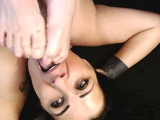 MILF and teen lezzy worship barefoot and lick toes