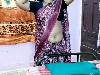 Curvy German stepmom seduces with navel display