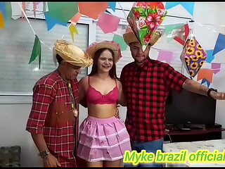 Muito sexo anal e vajinal na festa de arraial de S&atilde_o Jo&atilde_o 2025 com a del&iacute_cia lia loci ela adora sexo anal veja completo no Red e sheer