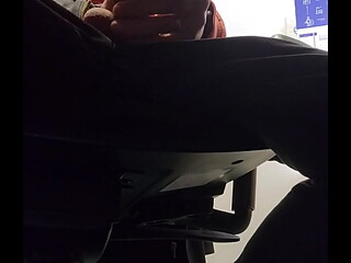 Je me branle sous le bureau pendant une r&eacute_union en visio