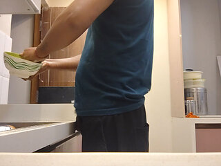 Khana banate banate sex karne ki aadat lag Gai madam ki chaddi Ko dekhkar land khadi ho gai