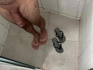 DOTADO ROLUDO DA ROLA GRANDE E GROSSA TOMANDO BANHO E BATENDO UMA