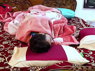 Soye hue sotele bhai land khara kar apne bur me le liya