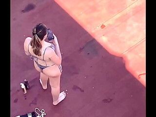 Vecinas tomando sol en la terraza parte 4