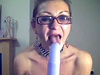Mature Woman Masturbates on Webcam