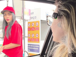 The Brazilian gas station attendant accepted to be a porn actress and showed her breasts in the moving car