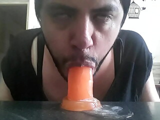 Chupando el juguete de mami 6
