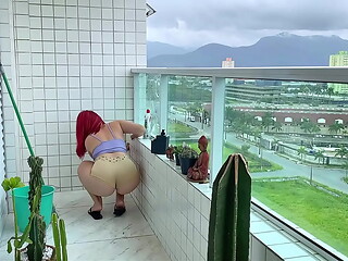 Essa empregada veio com esse shortinho para me provocar, ela tem a bunda mais linda que eu j&aacute_ vi