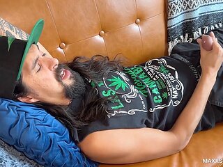 Bearded stoner Maxx Stoner delivers a massive cumshot from the couch