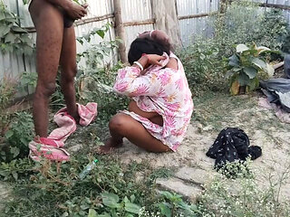 Desi Hot Bhabhi's Outdoor Sex